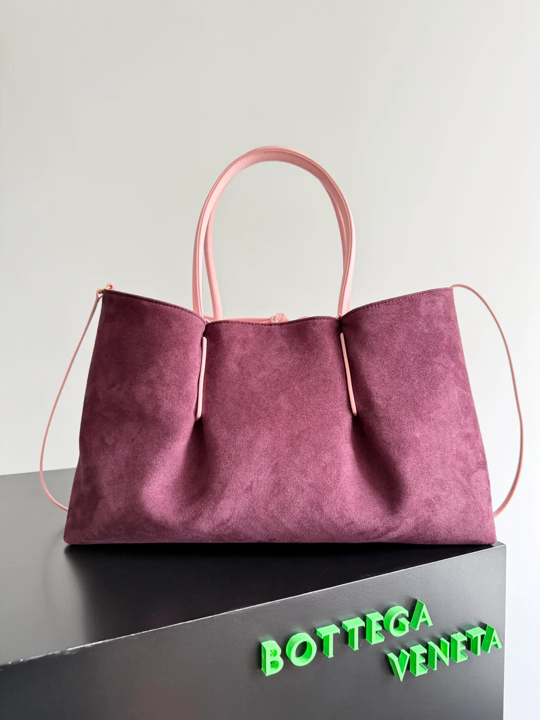 Batch 2660 Bottega Veneta 2025 new product PINACOTECA bag, iconic weaving process, skillfully crafted with 10mm Intrecciato process and equipped with suede lining. Four small strips of leather add character to the design and make the bag more stable. Relaxed yet sophisticated, casual yet refined, suede lining and double-sided design, suitable for shoulder and hand carry. The four straps can be adjusted into different shapes. One pack can be switched between two uses, easily integrating into your daily rhythm. Style number: 817166 Size: 43*23*17.5cm